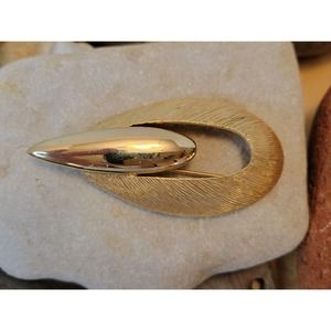 M Gent Brooch Gold Tone Vntg Abstract Swirl Estate Signed Textured & Smooth 3"